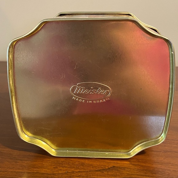 Vintage Meister scalloped tea tin-powder tin – Brazilian tea biscuit container - Picture 6 of 13